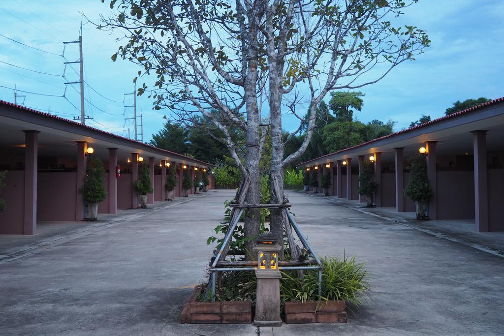 Rimmueng Resort Phanom Sarakham Extérieur photo