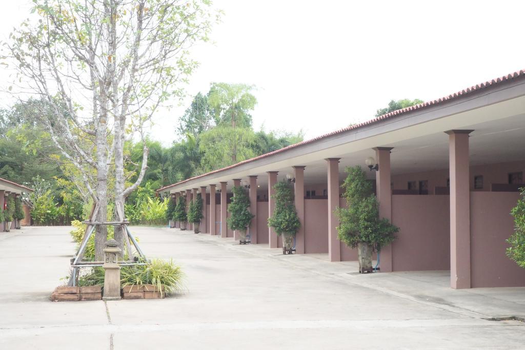 Rimmueng Resort Phanom Sarakham Extérieur photo